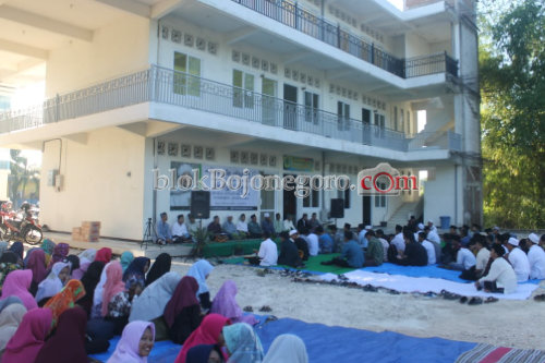 STAI Attanwir Peringati Haul Abuya Al-Maliki di Halaman Kampus